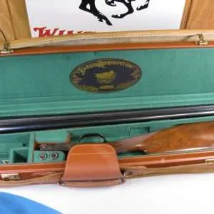 7909 parker reproduction by winchester dhe 20 gauge, 26 inch barrels, 2 ¾ chambers, ic/mod, fixed chokes, pistol grip, skeleton butt plate, single front bead 99%, silver snap caps, leather hard case with canvas protector case! aa+ fancy feather crotch, figure walnut, beaver tail forend. ejectors, raised solid rib, single select trigger, case color receiver is perfect, 99% condition