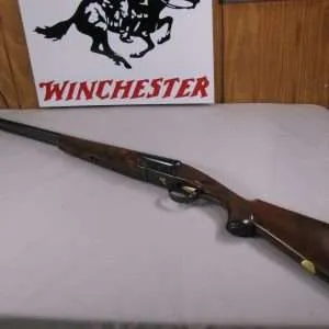 7984 winchester model 23 classic 20 gauge, 26 inch barrels, ic/mod, vent rib, single selective trigger, ejectors, gold pheasant, 99% condition, winchester butt pad, pistol grip with cap, less than 1000 manufactured this is #371.